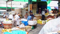Sejumlah pedagang terlihat memilah dan menata kembali buah dagangan untuk dijual di lapak sementara.  