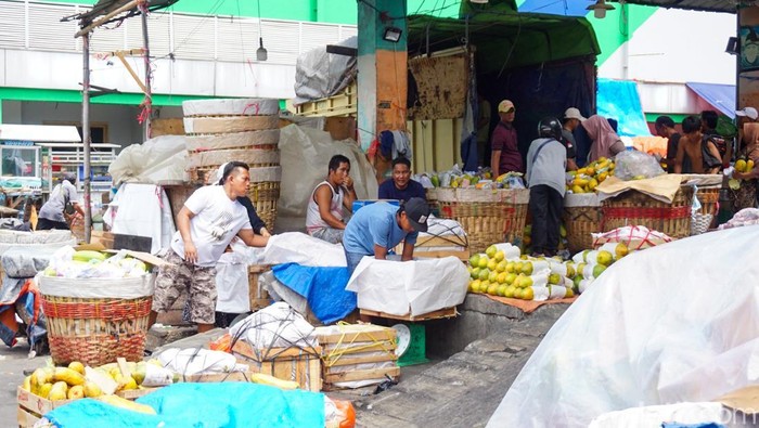 Sehari Usai Kebakaran, Pasar Induk Kramat Jati Dibuka Kembali