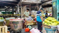 Pedagang buah kembali melayani pembeli dengan memanfaatkan area pasar yang telah dinyatakan aman.  