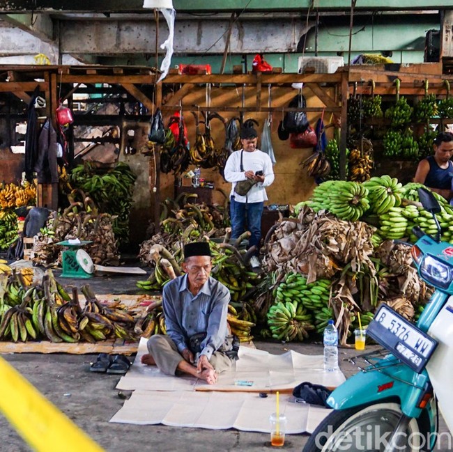 Sehari Usai Kebakaran, Pasar Induk Kramat Jati Dibuka Kembali