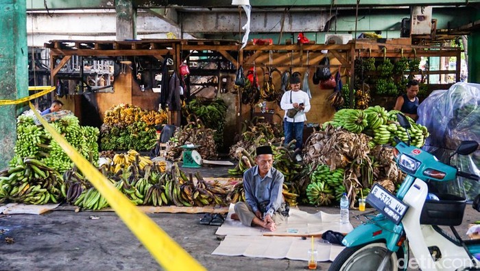 Pasar Induk Kramat Jati, Jakarta Timur, kembali beroperasi pada Selasa (16/12/2025), sehari setelah kebakaran melanda kawasan tersebut.