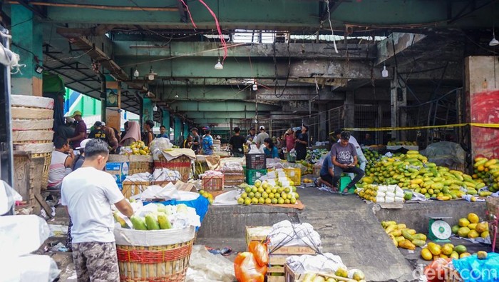Pasar Induk Kramat Jati, Jakarta Timur, kembali beroperasi pada Selasa (16/12/2025), sehari setelah kebakaran melanda kawasan tersebut.