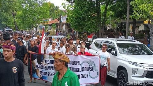 Sejumlah warga Desa Sudaji mendatangi Kantor Kejaksaan Negeri (Kejari) Buleleng, Selasa (16/12/2025). (Made Wijaya Kusuma)