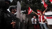 Ratusan demonstran berkumpul di luar Institut Pelatihan Profesional Nasional Honduras di Tegucigalpa. Aksi ini menghambat penghitungan ulang suara khusus pemilu presiden yang dipersengketakan. REUTERS/Fredy Rodriguez