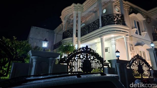 Seorang anak berusia 9 tahun tewas bersimbah darah di rumahnya di Cilegon, Banten. (M Iqbal/detikcom)