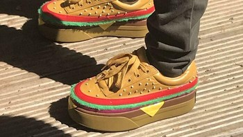 Sepatu ini kalau dipakai berlari akan menjadi fast food. Foto: Boredpanda