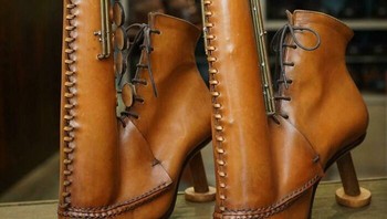 Entah ini sepatu bot atau saxophone ya? Foto: Boredpanda