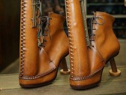 Sepatu-Sepatu Nyeleneh yang Terlalu Kreatif untuk Diabaikan