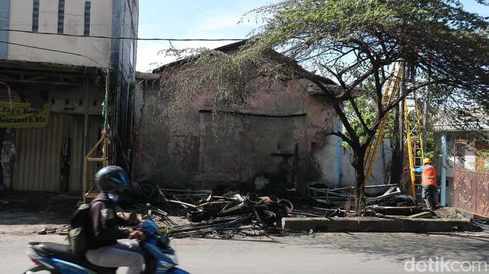 Si jago merah mengamuk dan menghanguskan sebuah bengkel di Jalan Raya Kalimalang, Jakarta Timur, Selasa (16/12/2025) pagi. Kebakaran terjadi sekitar pukul 06.00 WIB saat aktivitas warga mulai berlangsung.