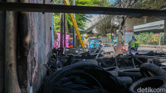 Si jago merah mengamuk dan menghanguskan sebuah bengkel di Jalan Raya Kalimalang, Jakarta Timur, Selasa (16/12/2025) pagi. Kebakaran terjadi sekitar pukul 06.00 WIB saat aktivitas warga mulai berlangsung.
