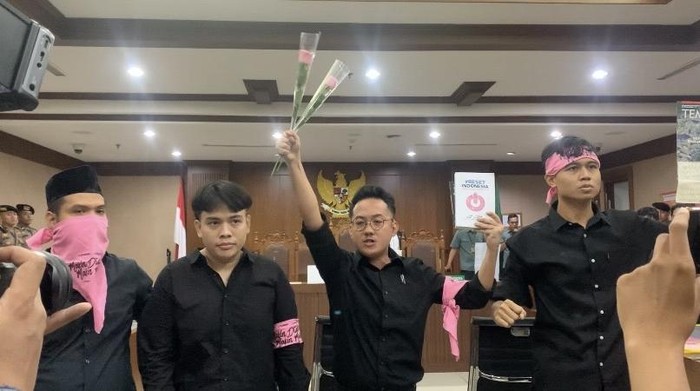 Delpedro dkk Beri Bunga ke Jaksa-Nyanyi Indonesia Pusaka Sebelum Sidang