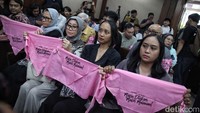 Para pendukung tampak membawa selembar kain yang bertuliskan Makin Ditekan Makin Melawan. Kasus ini menyita perhatian publik dan kelompok masyarakat sipil karena melibatkan aktivis bantuan hukum serta pengelola akun media sosial yang dikenal aktif mengadvokasi isu-isu demokrasi. Sidang selanjutnya dijadwalkan dengan agenda pemeriksaan lanjutan sesuai dengan proses hukum yang berlaku.
