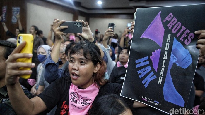 Direktur Eksekutif Lokataru Delpedro Marhaen, admin @gejayanmemanggil Syahdan Husein, staf Lokataru Foundation Muzaffar Salim, serta mahasiswa Universitas Riau Khariq Anhar mengikuti sidang dakwaan di PN Jakarta Pusat, Selasa (16/12/2025). Keempatnya didakwa pasal penghasutan terkait aksi demonstrasi berujung kericuhan pada Agustus lalu. Sebelum sidang dimulai, keempatnya sempat berorasi sekitar 10 menit di depan para pengunjung sidang dan pendukungnya.