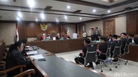 Direktur Eksekutif Lokataru Delpedro Marhaen, admin gejayanmemanggil Syahdan Husein, staf Lokataru Foundation Muzaffar Salim, serta mahasiswa Universitas Riau Khariq Anhar mengikuti sidang dakwaan di PN Jakarta Pusat, Selasa (16/12/2025).