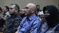 (Ki-ka) eks Konsultan Teknologi Kemendikbudristek Ibrahim Arief, Direktur SMP Kemendikbudristek sekaligus Kuasa Pengguna Anggaran (KPA) Tahun Anggaran 2020–2021 Mulyatsyah, serta Direktur Sekolah Dasar Kemendikbudristek sekaligus KPA Tahun Anggaran 2020–2021 Sri Wahyuningsih. Jaksa mengatakan perbuatan ini dilakukan Sri Wahyuningsih, Mulyatsyah, Ibrahim bersama Nadiem serta mantan staf khusus Nadiem bernama Jurist Tan yang masih buron. Jaksa mengatakan pengadaan Chromebook dan CDM tahun anggaran 2020-2022 dilakukan para terdakwa tidak sesuai perencanaan dan prinsip pengadaan, sehingga tidak bisa digunakan di daerah terluar, tertinggal, dan terdepan atau 3T.