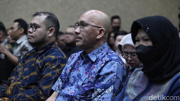 (Ki-ka) eks Konsultan Teknologi Kemendikbudristek Ibrahim Arief, Direktur SMP Kemendikbudristek sekaligus Kuasa Pengguna Anggaran (KPA) Tahun Anggaran 2020–2021 Mulyatsyah, serta Direktur Sekolah Dasar Kemendikbudristek sekaligus KPA Tahun Anggaran 2020–2021 Sri Wahyuningsih.