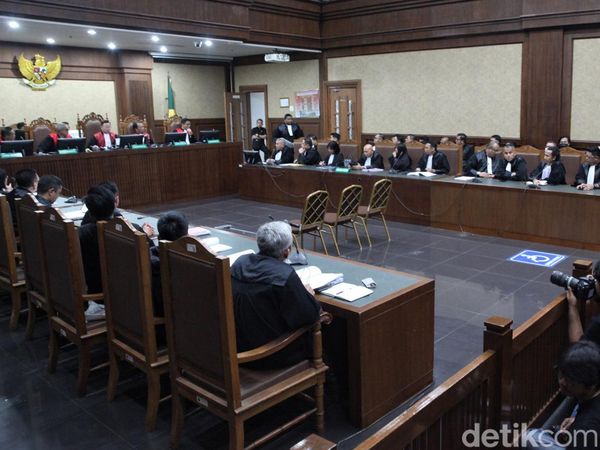 Sidang Perdana Kasus Laptop Chromebook, Nadiem Makarim Absen karena Sakit