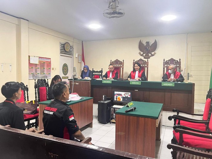 Sidang perdana kasus penghinaan Rizky Kabah terhadap masyarakat Dayak di PN Pontianak, Senin (15/12/2025).