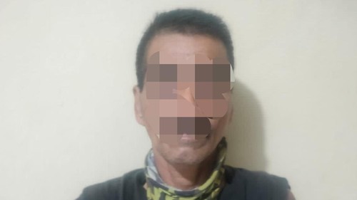 Soleman Bobo, penganiaya kakak iparnya saat diamankan di Mapolsek Wewewa Timur, Kabupaten Sumba Barat Daya, NTT, Senin (15/12/2025).