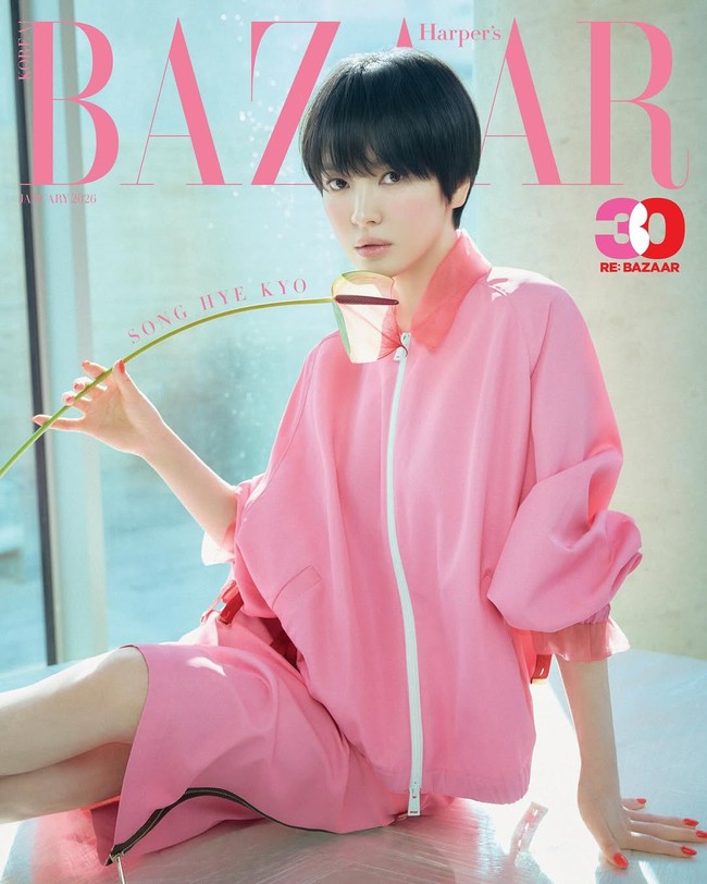 Jelang penayangan drama Korea Show Business, Song Hye Kyo mengungkap bahwa ia mengikuti saran penulis naskah untuk memotong rambutnya pendek demi menyesuaikan latar drama 1960-an itu. Ini gaya Song Hye Kyo untuk sampul majalah Harper’s Bazaar edisi Januari 2026. Foto: Instagram