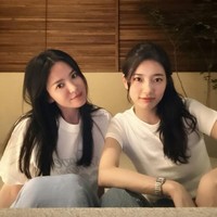 Saat merayakan ulang tahunnya bersama Suzy pada 22 November 2024, Song Hye Kyo terlihat masih punya rambut panjang. Tak disangka hanya dalam beberapa hari, ia langsung memotong rambutnya pendek karena mempersiapkan syuting drama Korea Show Business. Foto: Instagram