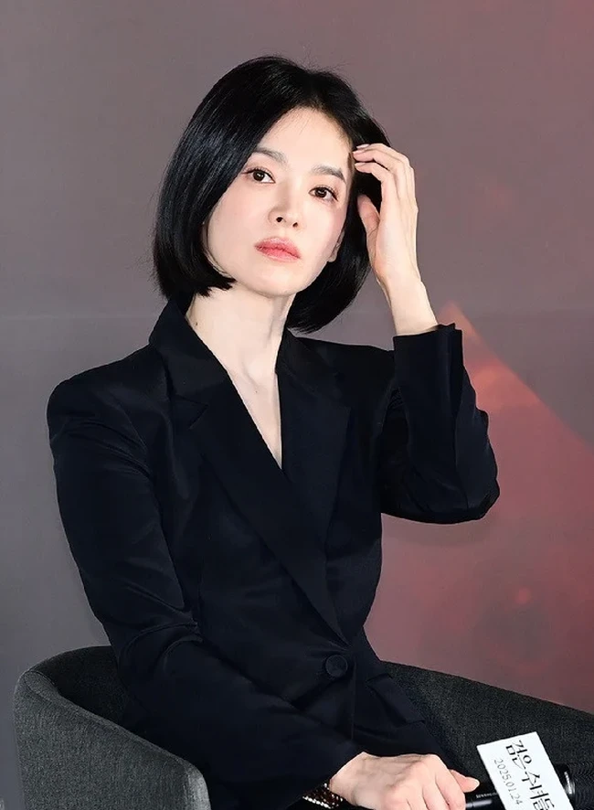 Song Hye Kyo mendebutkan potongan rambut pendeknya saat menghadiri konferensi pers film Black Nuns pada 16 Desember 2024. Dalam kesempatan itu, ia  mengenakan busana serba hitam, memancarkan aura elegan sebagai pemeran biarawati. Foto: Instagram