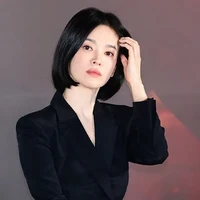 Song Hye Kyo mendebutkan potongan rambut pendeknya saat menghadiri konferensi pers film Black Nuns pada 16 Desember 2024. Dalam kesempatan itu, ia  mengenakan busana serba hitam, memancarkan aura elegan sebagai pemeran biarawati. Foto: Instagram