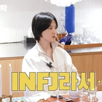 Potongan rambut itu semakin terlihat bulat seperti mangkok, mengikuti bentuk wajahnya saat mengisi acara YouTube musisi Jung Jae Hyung sebagai bintang tamu. Dalam video yang dirilis pada 11 Januari 2025, Song Hye Kyo mengungkapkan bahwa MBTI-nya adalah INFJ. Foto: Instagram