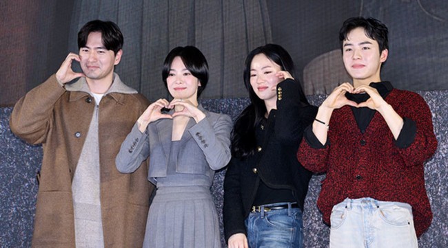 Penampilan Song Hye Kyo di acara showcase film Dark Nuns tak kalah mencuri perhatian. Ia hadir memakai setelan abu-abu pada 24 Januari 2025 bersama Lee Jin Wook, Jeon Yeo Been, dan Moon Woo Jin. Foto: Instagram