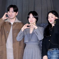 Penampilan Song Hye Kyo di acara showcase film Dark Nuns tak kalah mencuri perhatian. Ia hadir memakai setelan abu-abu pada 24 Januari 2025 bersama Lee Jin Wook, Jeon Yeo Been, dan Moon Woo Jin. Foto: Instagram