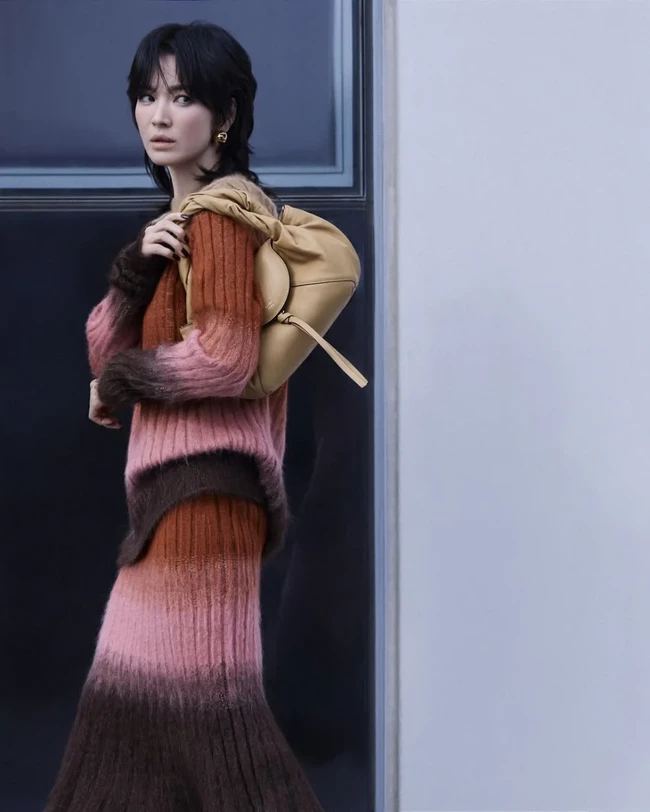 Tak kalah mengejutkan, Song Hye tiba-tiba muncul dengan potongan rambut wolf cut dalam campaign iklan tas Fendi. Bintang drama Korea The Glory itu sukses menampilkan sisi baru kepada penggemar. Foto: Instagram