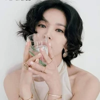 Mantan istri Song Joong Ki itu dianggap mempopulerkan potongan rambut pendek di kalangan netizen Korea. Hasil pemotretannya untuk sampul majalah Vogue Korea pada September 2025 menampilkan aksen gelombang, yang membuat penampilannya terlihat klasik dan elegan. Foto: Instagram