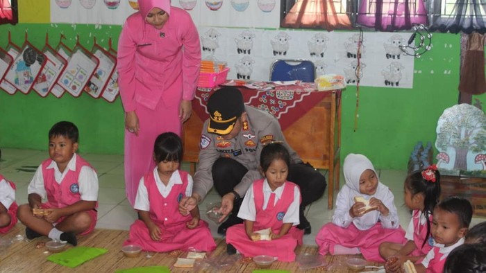 SPPG Polres Kuansing Distribusikan MBG ke TK, Menu Spesial Kolak Pisang