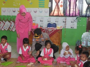 SPPG Polres Kuansing Distribusikan MBG ke TK, Menu Spesial Kolak Pisang