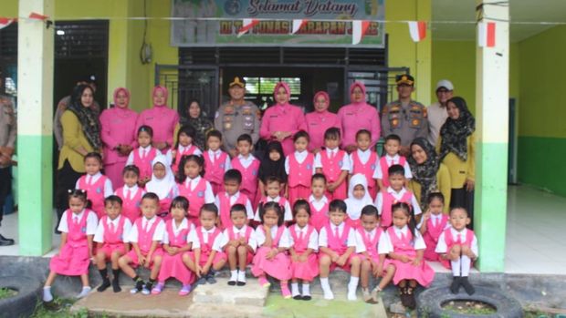 SPPG Polres Kuansing mendistribusikan MBG kepada 39 anak TK Tunas Harapan. SPPG Polres Kuansing mendistribusikan MBG kepada 39 anak TK Tunas Harapan, Selasa (16/12/2025).