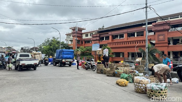 Perumda Sewakadarma Akui Kewalahan Atasi Sampah Pasar di Denpasar