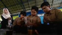 Siswa menakar bahan saat belajar membuat minuman jamu tradisional di SMP Islam Internasional Al Abidin Boyolali, Jawa Tengah, Selasa (16/12/2025). Kegiatan ini menjadi bagian dari pembelajaran yang bertujuan menanamkan pola hidup sehat sejak dini sekaligus mengenalkan kearifan lokal kepada para siswa. ANTARA FOTO/Aloysius Jarot Nugroho