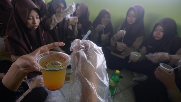 Sejumlah siswa belajar membuat minuman jamu tradisional di SMP Islam Internasional Al Abidin Boyolali, Jawa Tengah, Selasa (16/12/2025). Kegiatan yang diikuti siswa sekolah menengah pertama dengan membuat racikan minuman jamu tradisional yang olah kekinian tersebut bertujuan untuk membangun kemandirian ekonomi dan kesadaran kesehatan siswa melalui jamu tradisional. ANTARA FOTO/Aloysius Jarot Nugroho