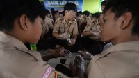 Dalam kegiatan tersebut, para siswa tampak antusias menakar dan mengolah berbagai bahan alami untuk dijadikan jamu. Proses pembuatan dilakukan dengan bimbingan guru, mulai dari pengenalan bahan, takaran, hingga cara penyajian jamu yang dikemas dengan sentuhan kekinian. ANTARA FOTO/Aloysius Jarot Nugroho