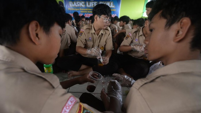 Sejumlah siswa belajar membuat minuman jamu tradisional di SMP Islam Internasional Al Abidin Boyolali, Jawa Tengah, Selasa (16/12/2025). Kegiatan yang diikuti siswa sekolah menengah pertama dengan membuat racikan minuman jamu tradisional yang olah kekinian tersebut bertujuan untuk membangun kemandirian ekonomi dan kesadaran kesehatan siswa melalui jamu tradisional. ANTARA FOTO/Aloysius Jarot Nugroho