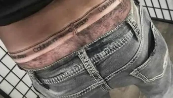 Mendingan beli celananya aja langsung. Foto: Tattoo Fails - Bad Tattoos Only via Bored Panda