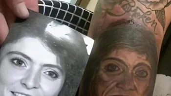 Mungkin karena nggak muat. Foto: Tattoo Fails - Bad Tattoos Only via Bored Panda