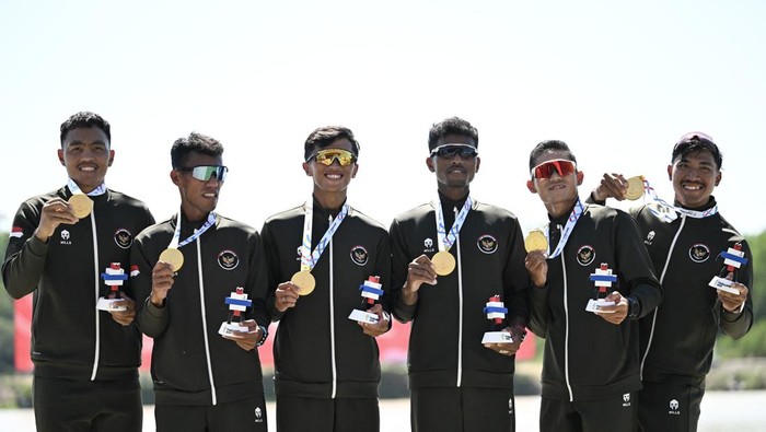 Tim dayung putra Indonesia (dari kiri) M iqbal, Ali Mardiansyah, Ihram, Rafiq Wijdan Yasir, Ardi Isadi, Kakan Kusmana berpose dengan medali emasnya usai upacara penghargaan pemenang (UPP) final nomor Quadruple Sculls dayung SEA Games 2025 di Royal Thai Navy Rowing and Canoeing Training Center, Ban Chang, Rayong, Chon Buri, Thailand, Selasa (16/12/2025). Indonesia berhasil menjadi yang tercepat dengan catatan waktu 6 menit 38,862 detik sehingga berhak atas medalli emas sedangkan medali perak diraih atlet Vietnam dengan catatan waktu 6 menit 43,678 detik dan Thailand meraih medali perunggu dengan catatan waktu 6 menit 48,319 detik. ANTARA FOTO/Nova Wahyudi/foc.
