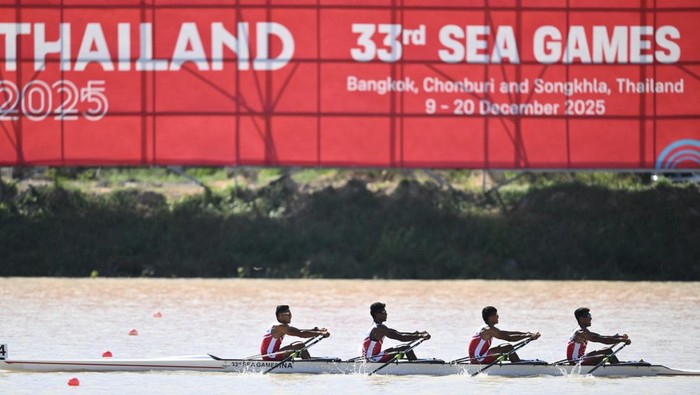 Tim dayung putra Indonesia (dari kiri) Ali Mardiansyah, Ihram, Rafiq Wijdan Yasir, Ardi Isadi memacu kecepatannya  pada final nomor Quadruple Sculls  dayung  SEA Games 2025 di Royal Thai Navy Rowing and Canoeing Training Center, Ban Chang, Rayong, Chon Buri, Thailand, Selasa (16/12/2025). Indonesia berhasil menjadi yang tercepat dengan catatan waktu 6 menit 38,862 detik sehingga berhak atas medalli emas sedangkan medali perak diraih atlet Vietnam dengan catatan waktu 6 menit 43,678 detik dan Thailand meraih medali perunggu dengan catatan waktu 6 menit 48,319 detik. ANTARA FOTO/Nova Wahyudi/foc.