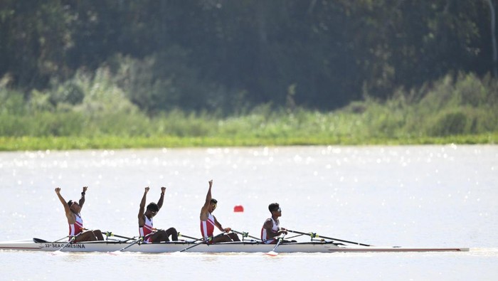 Tim dayung putra Indonesia (dari kiri) Ali Mardiansyah, Ihram, Rafiq Wijdan Yasir, Ardi Isadi mengangkat tangan usai mencapai garis finish pada final nomor Quadruple Sculls dayung SEA Games 2025 di Royal Thai Navy Rowing and Canoeing Training Center, Ban Chang, Rayong, Chon Buri, Thailand, Selasa (16/12/2025). Indonesia berhasil menjadi yang tercepat dengan catatan waktu 6 menit 38,862 detik sehingga berhak atas medalli emas sedangkan medali perak diraih atlet Vietnam dengan catatan waktu 6 menit 43,678 detik dan Thailand meraih medali perunggu dengan catatan waktu 6 menit 48,319 detik. ANTARA FOTO/Nova Wahyudi/foc.