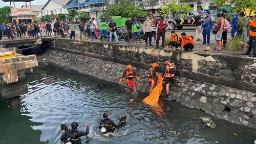 Tim SAR gabungan mengevakuasi jenazah ABK tenggelam dermaga di kawasan PT Intimas Surya, Pelabuhan Benoa, Denpasar, Selasa (16/12/2025) pagi.