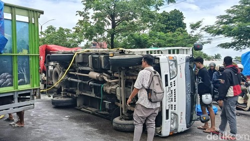 Truk ekspedisi Surabaya-Flores terbalik di ruas jalan di depan Kantor Bupati Manggarai Barat di Labuan Bajo, Selasa (16/12/2025).