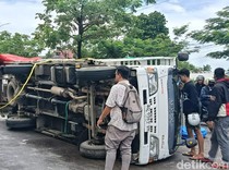 Truk Ekspedisi Surabaya-Flores Terbalik di Depan Kantor Bupati Manggarai Barat