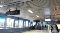 Stasiun warna biru Juanda.