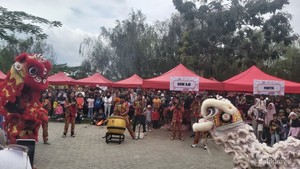 Barongsai Bikin Meriah Suasana Akhir Pekan di Kiara Artha Park